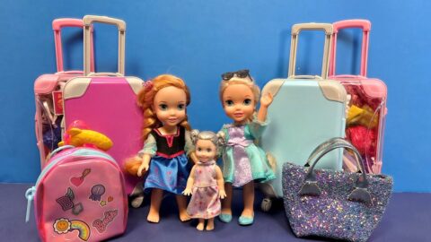 Packing the bags ! Elsa & Anna toddlers – getting ready for a trip – baggage – Barbie dolls